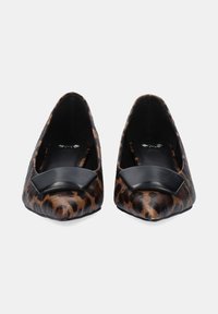 Zapatos planos de charol con estampado de leopardo y acento de lazo negro; punta afilada y textura brillante; material de imitación de cuero, diseño de tacón bajo.