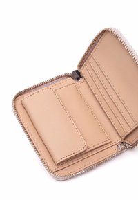 Portafoglio in pelle beige con chiusura a zip, dotato di numerosi scomparti per carte e un compartimento separato, che presenta una consistenza liscia e dettagli cuciti.