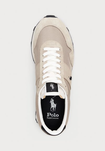 Baskets beiges en suède et mesh, avec des lacets blancs et une semelle en caoutchouc noire. Logo sur la languette et le côté extérieur.