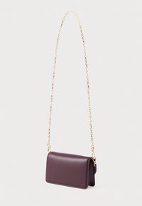 Borsa a mano in pelle bordeaux scuro, di forma rettangolare, con tracolla in catena dorata e superficie liscia, dotata di chiusura a pattina.