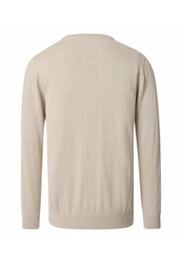 Beżowy sweter dzianinowy z długimi rękawami, okrągłym dekoltem i prążkowanym dołem, o gładkiej fakturze i klasycznym wzornictwie.