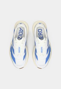 O pereche de pantofi sport albi și bleu pentru alergare cu branding "ADIZERO", văzuți de sus pe un fundal alb uniform.