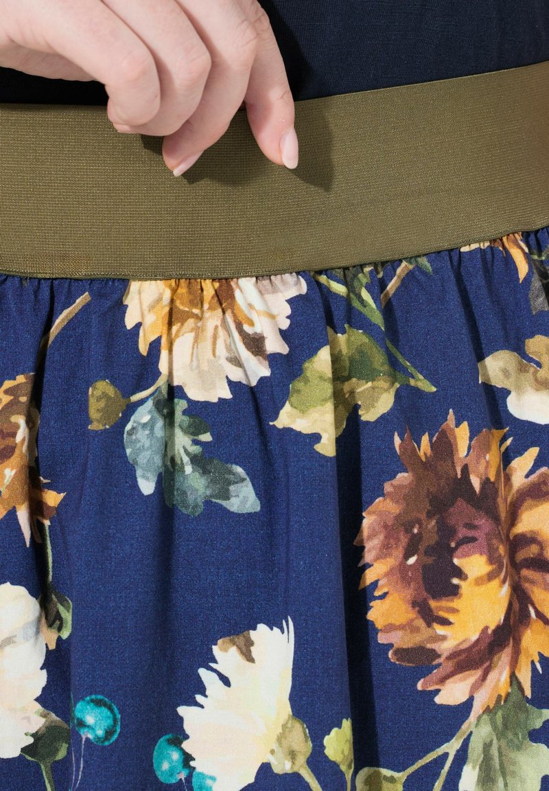 Jupe longue évasée fleurs | MANGO Canada
