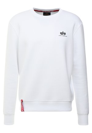 Hvid sweatshirt med lange ærmer, rund halsudskæring og ribbede manchetter; har et lille sort logo på brystet og en rød detalje ved kanten.