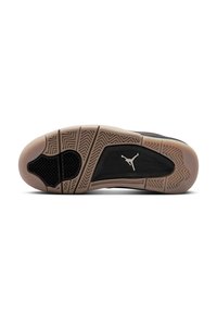 Schwarze Sportschuhsohle mit einem strukturierten Gummimuster, das eine hellbraune Überlagerung und ein weißes Jumpman-Logo aufweist. Detaillierte Traktionsrillen sind vorhanden.