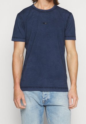 Granatowa, krótkie rękawy koszulka z miękkiego materiału, z okrągłym dekoltem i subtelny detal z logo na piersi.