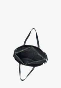 Czarna skórzana torba na ramię o miękkiej teksturze, z dwiema rączkami i zamkiem błyskawicznym. Wnętrze jest przestronne, z czarną podszewką i bez wyraźnych przegrod.