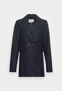 Ciemnobłękitny, dopasowany płaszcz wełniany z klapami, dwoma przednimi kieszeniami z patkami i dwiema guzikami, prezentowany na jednolitym tle.