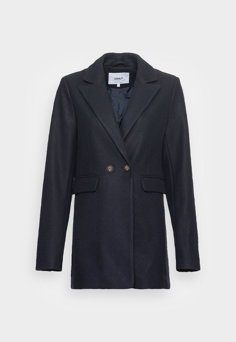 Ciemnobłękitny, dopasowany płaszcz wełniany z klapami, dwoma przednimi kieszeniami z patkami i dwiema guzikami, prezentowany na jednolitym tle.