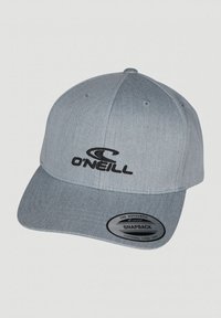 Grå snapback-cap med en tekstureret overflade, der har et sort broderet logo og et rundt tag med "The Authentic Yupoong Snapback."