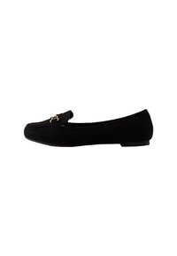 Des ballerines en daim noir avec un bout arrondi, une sangle embellie avec des éléments en or et un petit talon. Texture lisse et design minimaliste.