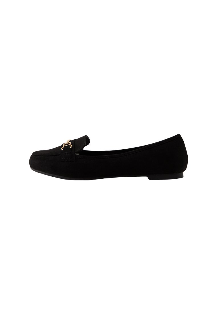 Des ballerines en daim noir avec un bout arrondi, une sangle embellie avec des éléments en or et un petit talon. Texture lisse et design minimaliste.