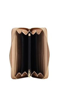 Portafoglio in pelle marrone con chiusura a zip, dotato di più scomparti per carte e di un compartimento centrale con zip, foderato in tessuto nero.