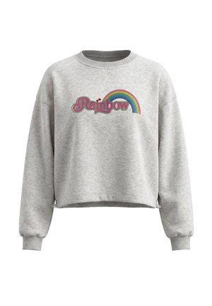Lysegrå crewneck sweatshirt med lange ærmer og "Rainbow" tekst med en farverig regnbuegrafik på brystet.