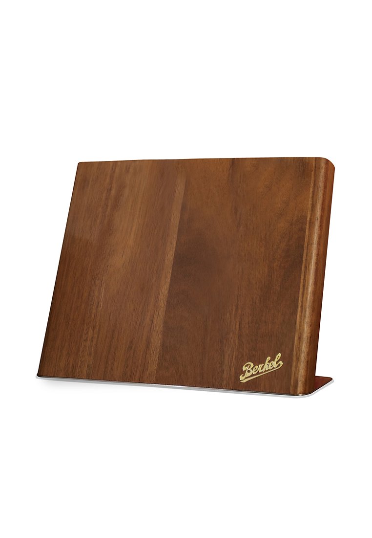 Tagliere in legno marrone con una superficie liscia e una leggera curvatura su un bordo, dotato di un logo dorato "Berkel" in basso a destra.