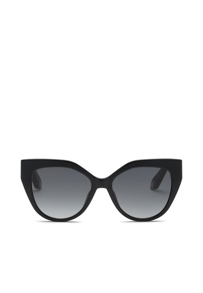 Lunettes de soleil œil de chat noires avec des montures épaisses et des verres dégradés foncés sur fond blanc.