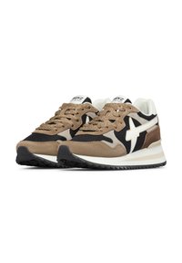 Chaussures de sport avec un dessus en daim marron et en mesh noir, des accents blancs et une semelle en caoutchouc texturé. Elles présentent un col rembourré et des lacets.