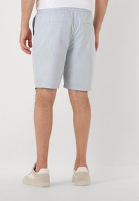 Scotch & Soda CORE FAVE BERMUDA - Shorts - light shirting blue