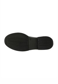 Suola di scarpa nera con design in gomma testurizzata, caratterizzata da scanalature orizzontali e verticali per una maggiore aderenza. Nessun marchio o accento visibile.