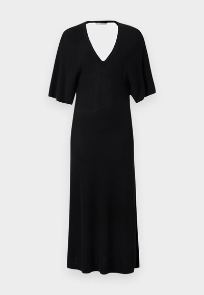 Μαύρο μίντι φόρεμα με λαιμόκοψη σε σχήμα V, κοντά φαρδιά μανίκια και ελαφρώς εφαρμοστή σιλουέτα, παρουσιασμένο σε απλό ανοιχτό φόντο.