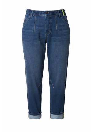 Pantaloni cropped in denim, blu, con vita elastica, tasche anteriori, yoke posteriore e orli risvoltati. Presentano cuciture a contrasto e un'etichetta verde.