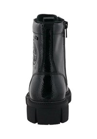 Czarne ankle boot z błyszczącą teksturą, z masywną podeszwą, bocznym zamkiem, uchwytem oraz widocznym futrem na górze.