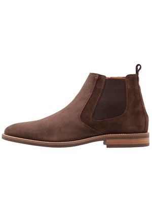 Brun ruskind Chelsea-støvle med elastisk sidepanel, trækkefane ved hælen og lav, stablet træhæl.