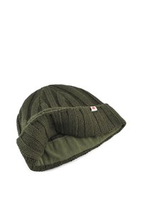 Berretto di lana verde con una texture a coste, risvolto e fodera in morbido pile. Presenta un piccolo etichetta rossa con il logo.