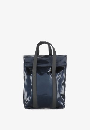 Temno modra sijoča torbica tote z dvema črnima navpičnima trakovoma in kratkimi ročaji, pravokotna oblika, z blagovno znamko na sredini zgoraj.