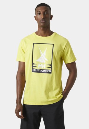 Gele katoenen t-shirt met korte mouwen, voorzien van een witte grafische print en 'Helly Hansen' tekst in het zwart. Ronde hals en een relaxte pasvorm.