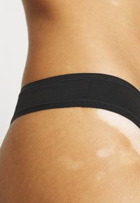 Anna Field GEORGINA 7PP THONG COTTON - Tango nohavičky - black