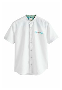 Chemise blanche à manches courtes avec col intérieur et bordure de poche floraux colorés, boutonnée sur le devant, et col mandarin.