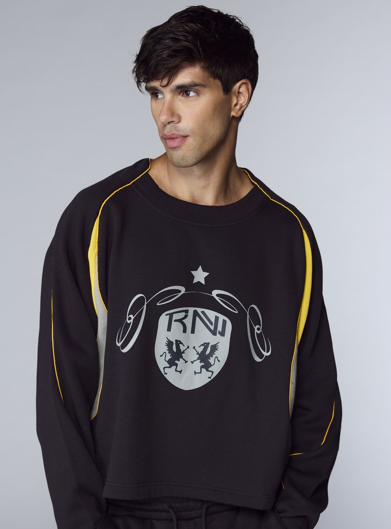 Felpa nera con dettagli gialli, caratterizzata da un logo grafico, una stella e una vestibilità comoda. Realizzata in tessuto morbido e dalla texture piacevole.