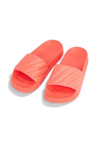 Korallfärgade slid-sandaler i texturerad gummi, med en bred rem med präglad logotyp och en formad fotbädd för komfort.