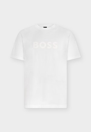 Biele tričko s krátkym rukávom a okrúhlym výstrihom s nápisom „BOSS“ veľkými, jemnými bielymi písmenami cez hruď.