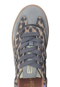 Sneaker con stampa leopardata beige e tomaia in suede grigio, lacci grigi e suola in gomma marrone. Presenta un contorno nero e dettagli con logo metallico.