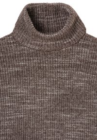 Suéter marrón de cuello alto hecho de tejido de punto texturizado, con un cuello acanalado y un patrón combinado de tonos marrones más oscuros y más claros.