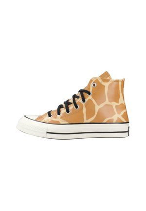 High-top sneaker met girafprint, zwarte veters, witte rubberen neuskap en witte zool met zwarte strepen.