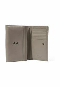 Cartera de cuero gris con dos botones de presión, múltiples ranuras para tarjetas y acabado texturizado. Presenta un diseño minimalista y un logo en relieve.