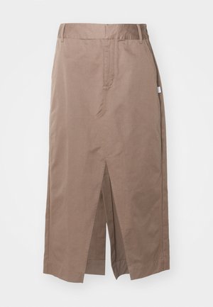 Jupe en coton marron au design droit, dotée d'une fente avant, de poches latérales et d'une taille standard. Texture lisse et coutures adaptées.