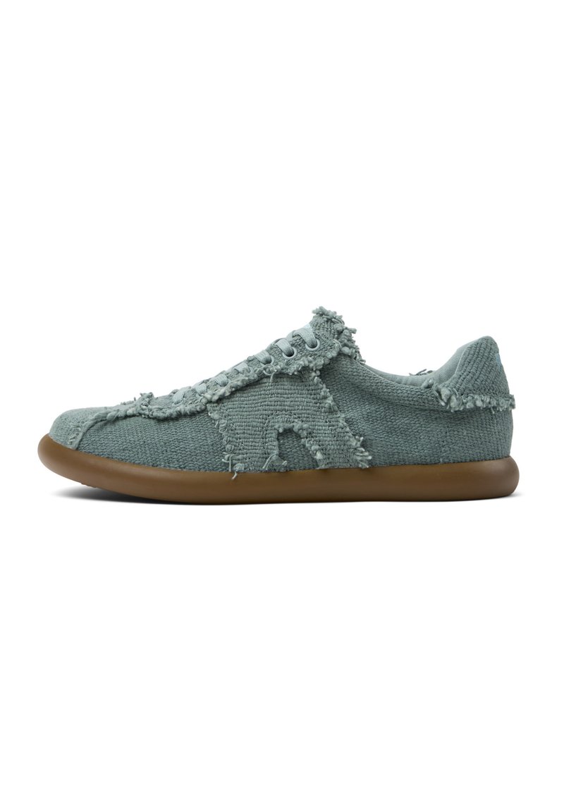 Texturierter hellblauer Sneaker mit ausgefranstem Stoffdetails, Schnürdesign und brauner Gummisohle. Niedriges Profil mit lässigem Erscheinungsbild.