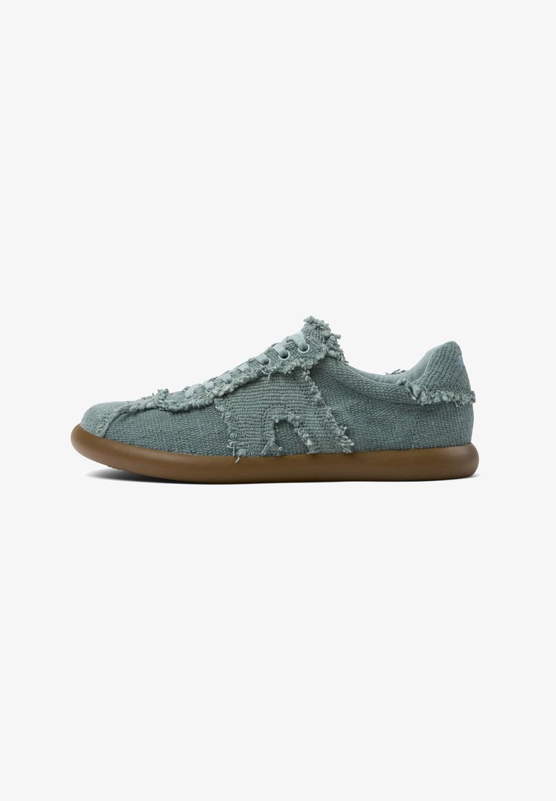 Texturierter hellblauer Sneaker mit ausgefranstem Stoffdetails, Schnürdesign und brauner Gummisohle. Niedriges Profil mit lässigem Erscheinungsbild.