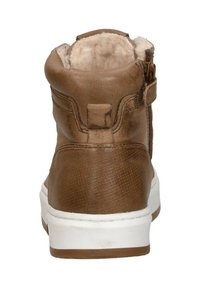 Bruine leren high-top sneaker met een witte zool, een zijrits en een zachte beige voering zichtbaar bij de kraag.