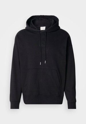 Zwarte hoodie van een katoenmix, met een kangoeroe zak, een capuchon met trekkoord en ribgebreide manchetten en zoom. Textuur logo patch op de borst.