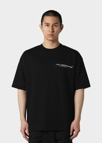 Sort oversized bomuld T-shirt med korte ærmer, prydet med hvid logo tekst på venstre brystområde, diskrete syningsdetaljer, enkelt design.