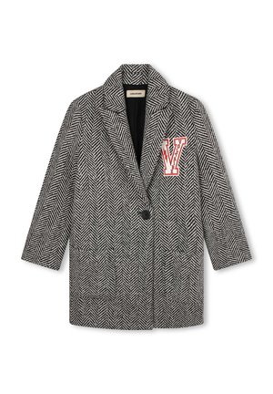 Manteau à motif chevrons noir et blanc avec un bouton, col cranté, deux poches avant et patch rouge "V VOLTAIRE" sur la poitrine.