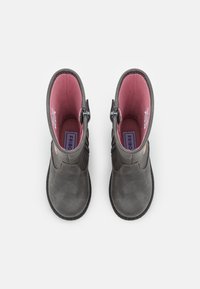 Bottes en daim gris avec doublure intérieure rose, dotées d'une fermeture éclair sur le côté et de surpiqûres décoratives sur la partie supérieure. Semelle plate en caoutchouc noir.