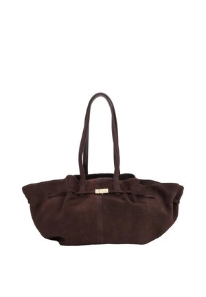 Donkerbruine suède totebag met twee lange hengsels en een klein gouden rechthoekig sluitinkje in het midden bovenaan.