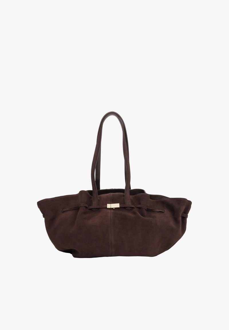 Sac cabas en suède marron foncé avec deux longues anses et une petite boucle rectangulaire dorée au centre supérieur.
