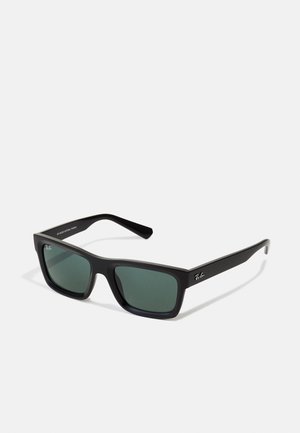 Óculos de sol retangulares pretos com lentes verdes, apresentando um acabamento mate, hastes retas e o logotipo da Ray-Ban de lado.